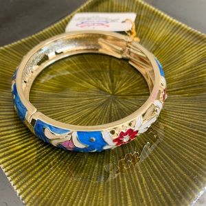 New Enamel Hawaiian Design Bracelet NWT. Offers welcome!